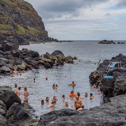 Bañistas en las piscinas naturales de Ponta da Ferraria, en la isla de San Miguel.