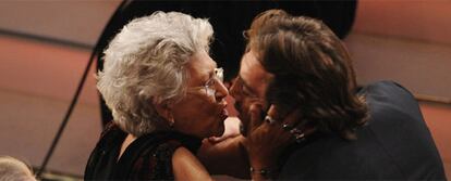 Javier Bardem, junto con su madre, Pilar, en la gala de los Oscar de 2008 en la que obtuvo la estatuilla. 