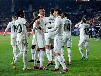Los jugadores del Real Madrid celebran su segundo tanto ante Osasuna.