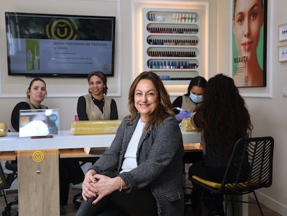 Susana Expósito, en su tienda D-uñas de la calle Costa Rica de Madrid.