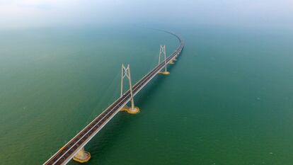 Vista aérea de una sección del puente Zhuhai Macau, que conecta Hong Kong y las poblaciones chinas de Zhuhai y Macau, durante su inauguración oficial en Hong Kong.