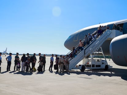 Un avión militar fletado por el Gobierno de España aterrizó este viernes en una base aérea cerca de Madrid con 74 evacuados de Níger, de 18 nacionalidades.