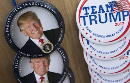 Chapas que conmemoran la toma de posesión de Donald Trump.