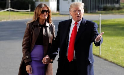 El presidente de EE UU, Donald Trump, se dirige a la prensa acompañado de su esposa, Melania Trump, en la Casa Blanca, antes de salir hacia la cumbre del G-20 en Argentina. 
