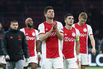 Los jugadores del Ajax, ante el Getafe en Liga Europa.