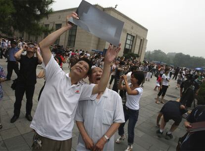 Las nubes y la polución en Pekín impidieron a sus habitantes contemplar en toda su plenitud el eclipse.