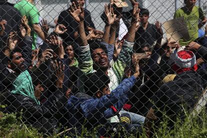 Inmigrantes afganos y paquistaníes, en un centro de detención en Lesbos.
