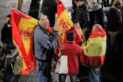 Ambiente en el exterior de la sede del Partido Popular, en Madrid.