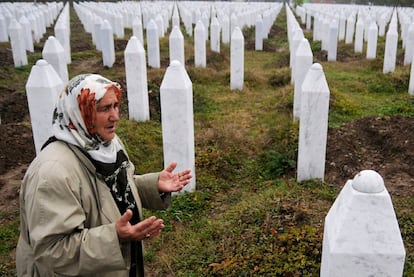 Oración de una bosnia musulmana en el Centro Memorial de Potocari, el 26 de octubre de 2009, días antes del juicio por crímenes de guerra contra el ex líder serbio bosnio Radovan Karadzic.