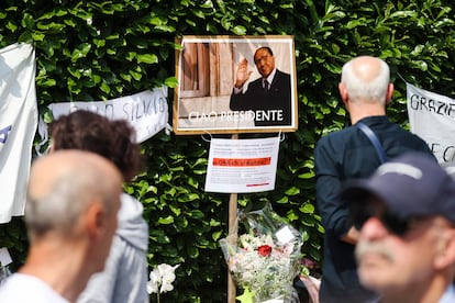 Imagen de Silvio Berlusconi en el exterior de su residencia en Arcore, cerca de Milán, este martes. 