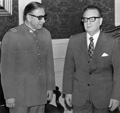 El general Augusto Pinochet (i) posa con el presidente chileno Salvador Allende el 23 de agosto 1973 en Santiago, poco después de que Allende le nombrara jefe del Ejército y acuando apenas faltaban tres semanas para que se produjera el golpe de Estado que derrocó a Allende.