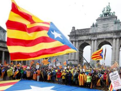 Los candidatos debaten esta noche en TVE y los independentistas se manifiestan en Bruselas