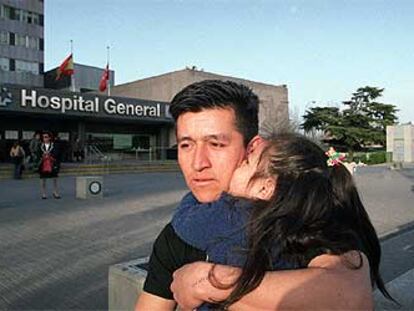 Milton Fajardo, con su hija Jennifer, que salió ilesa cuando viajaba con su madre, Nilsa Arrobo, aún hospitalizada.
