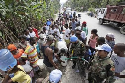 <i>Cascos azules</i> de Sri Lanka distribuyen agua potable en Leogane, al oeste de Puerto Príncipe.