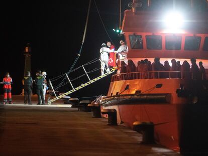 La patrullera 'Talía', de Salvamento Marítimo, a su llegada a Puerto del Rosario (Fuerteventura) con un centenar de inmigrantes de origen subsahariano rescatados.