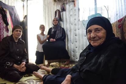 Um Nafua, refugiada siria de 75 años, en el asentamiento informal Fareh en el este de Líbano.