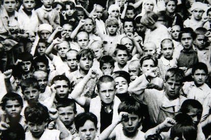 Niños españoles enviados a Morelia (México) para salvarles de la Guerra Civil, saludan puño en alto a su llegada a México, en junio de 1937.