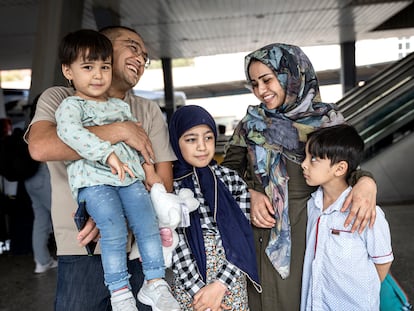 La esposa y los hijos de Said Hosaini, refugiado en España desde el año pasado, llegan a la estación de autobuses de Valencia el lunes, 12 de septiembre.