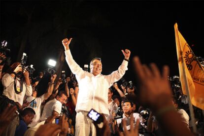Ángel Aguirre Rivero (centro) celebra su victoria electoral la noche del domingo en Chilpancingo (México)