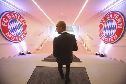 Josep Guardiola, durante su presentación como entrenador del Bayern de Múnich. En la imagen, el técnico catalán baja por el túnel de vestuarios del Allianz Arena.