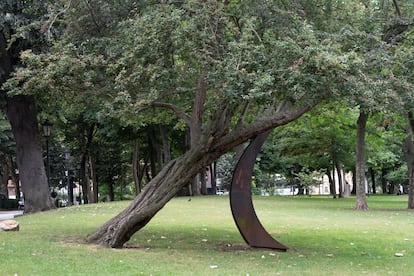 El puntal creado por Benjamín Menéndez para frenar la caída del espino en el parque de San Francisco de Oviedo.