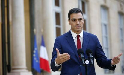 Pedro Sánchez ante los medios en el Palacio del Elíseo, en París