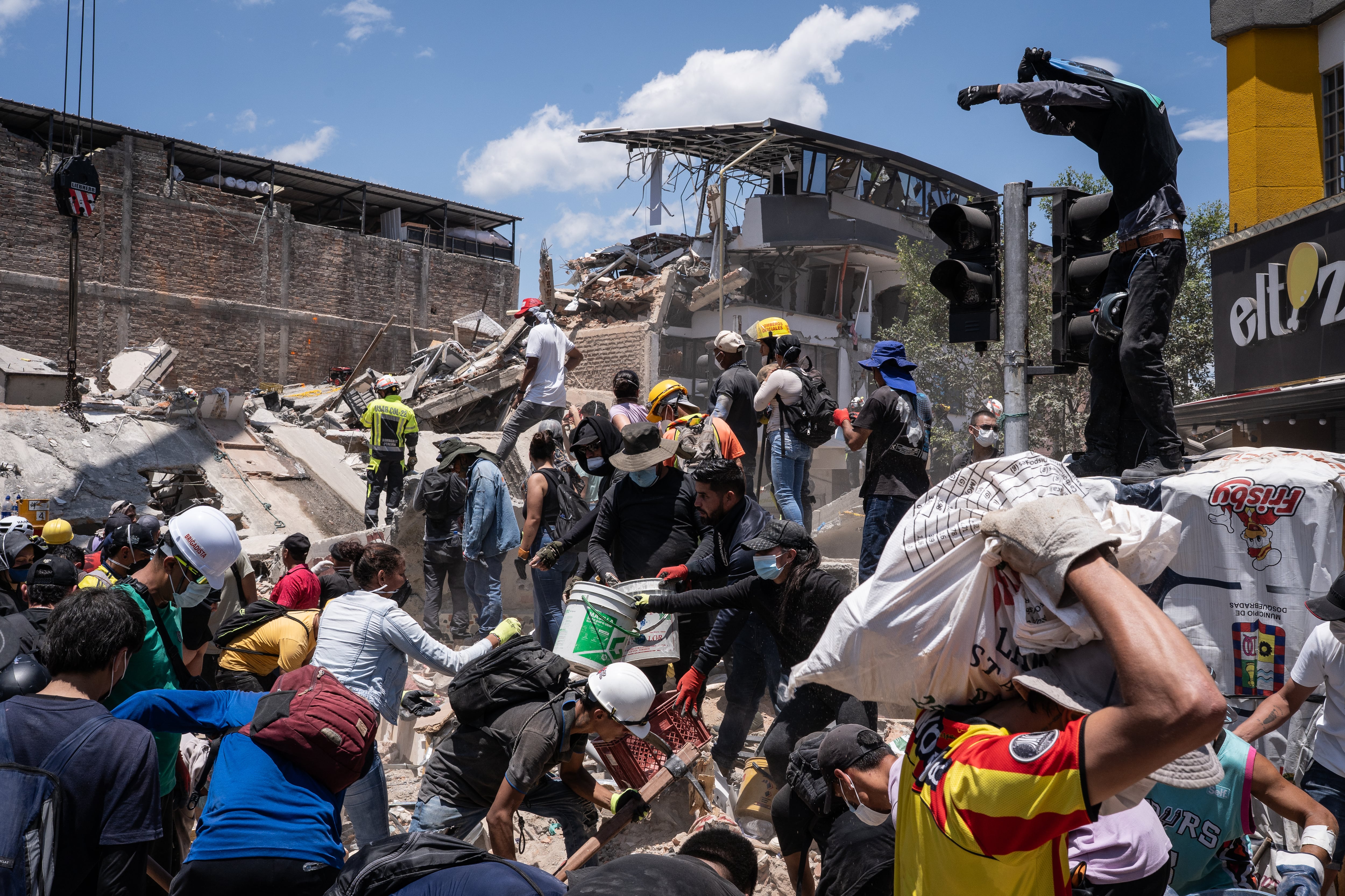Colombia se vuelca en el rescate de los supervivientes del terremoto: “No se desgasten aquí, la única señal de vida es en el otro lado”