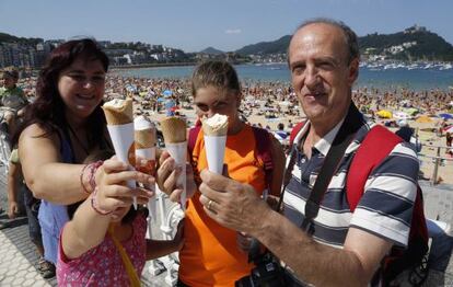 Varias personas disfrutan de un helado en San Sebastián.