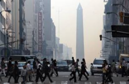 Dos países que estaban en una situación considerada como favorable pasaron al nivel desfavorable por la fuerte caída de la evaluación sobre su situación: Argentina (de 5,2 a 3,4 puntos) y Uruguay (de 6,3 a 4,8). En la imagen, vista del Obelisco desde la avenida Corrientes en el centro de Buenos Aires. EFE/Archivo