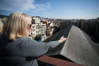 Una veïna assenyala la coberta d'amiant del mercat de l'Abaceria.