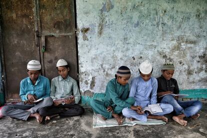 Roja, sentado entre sus dos amigos, Sadare y Rasuddin, mientras estudian en la madrasa a primera hora de la mañana.