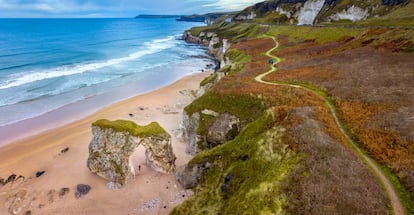 Los acantilados de la playa de Whiterocks, en Portrush (Irlanda del Norte).