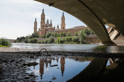 El Ebro, a su paso por la basílica del Pilar de Zaragoza este domingo. 
