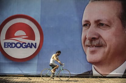 Um turco passa na frente de um cartaz eleitoral ontem em Istambul.