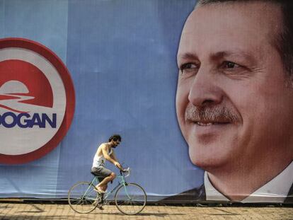 Um turco passa na frente de um cartaz eleitoral ontem em Istambul.