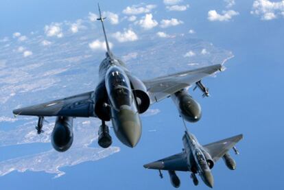 Dos cazabombarderos franceses Mirage 2000 parten de la base de Istres hacia Libia.