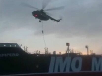 Imagem do vídeo da Guarda Revolucionária do Irã no momento em que foi capturado o navio de bandeira britânica 'Stena Impero'.