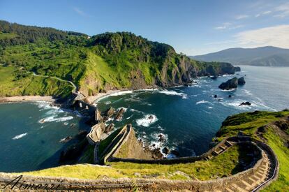 En lo alto del islote vizcaíno de Gaztelugatxe, entre los pueblos vascos de Bermeo y Bakio, dicen que San Juan dejó su huella. Hay que acudir hasta su ermita para tocar la campana tres veces y tener así buena suerte. Y como toda recompensa necesita un sacrificio, antes se han de recorrer los más de 240 escalones de piedra, mar y viento que conectan la isla con tierra firme y que llevan hasta la cima. Las vistas del bravo mar Cantábrico, que ha socavado la piedra formando cuevas y puentes, son un espectáculo.