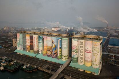 Un mural catalogado por el 'Guinness World Records' como el más grande del mundo, en un silo de granos en el puerto de Incheon, al oeste de Seúl, (Corea del Sur), el 19 de diciembre de 2018.