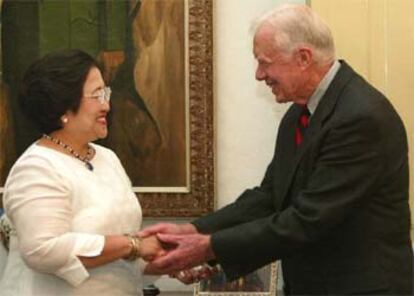 Megawati Sukarnoputri saluda al ex presidente de EE UU Jimmy Carter, ayer en Yakarta.