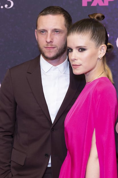 Una de las últimas parejas en anunciar su embarazo han sido Kate Mara y Jamie Bell. Según informa 'Page Six', la actriz de 'House of Cards' no pudo ocultar su emoción en los Globos de Oro al contarle la noticia a su amiga Emily Blunt. La pareja empezó a salir en 2015 y contrajo matrimonio en julio de 2017. Este será el primer hijo para Mara y el segundo para Bell, quien tiene un pequeño de cuatro años con su anterior pareja, la también actriz Evan Rachel Wood.