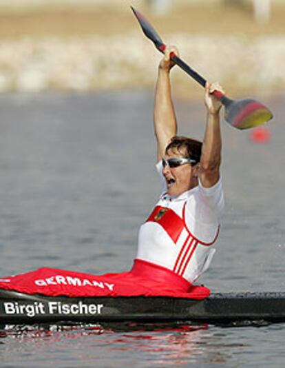 Birgit Fischer levanta el remo celebrando su victoria.