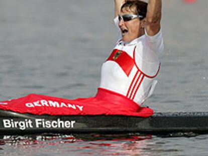 Birgit Fischer levanta el remo celebrando su victoria.