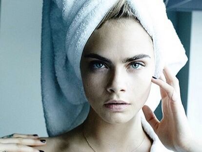 crema hidratante toalla cara delevingne