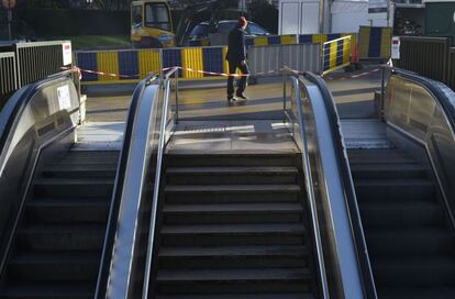 Cerrada la entrada de la estación de Metro de Shuman en el centro de Bruselas (Bélgica).