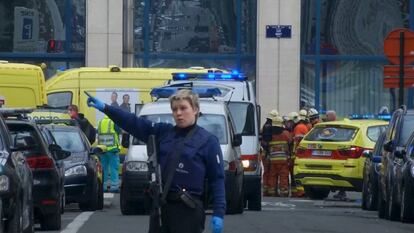 Personal de emergencias en el exterior de la estación de metro de Malbeek en Bruselas, donde se encuentran las principales instituciones de la Unión Europea.