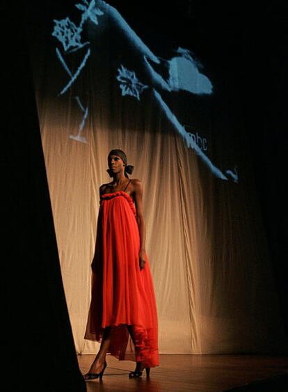 Desfile de moda de la diseñadora india Susie Wong ayer en el teatro Lara de Madrid.