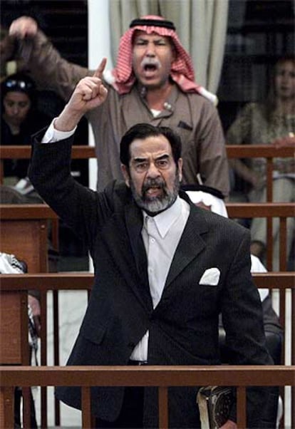 Sadam Husein (delante) y su hermanastro protestan durante el juicio.