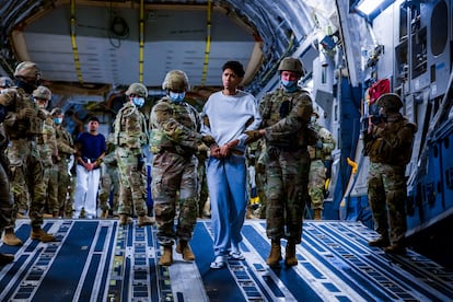 Personal militar estadounidense escolta a presuntos miembros de la pandilla Tren de Aragua al Centro de Reclusión del Terrorismo, en El Salvador, en marzo de 2025.