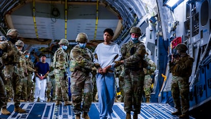 Personal militar estadounidense escolta a presuntos miembros de la pandilla Tren de Aragua al Centro de Reclusión del Terrorismo, en El Salvador, en marzo de 2025.